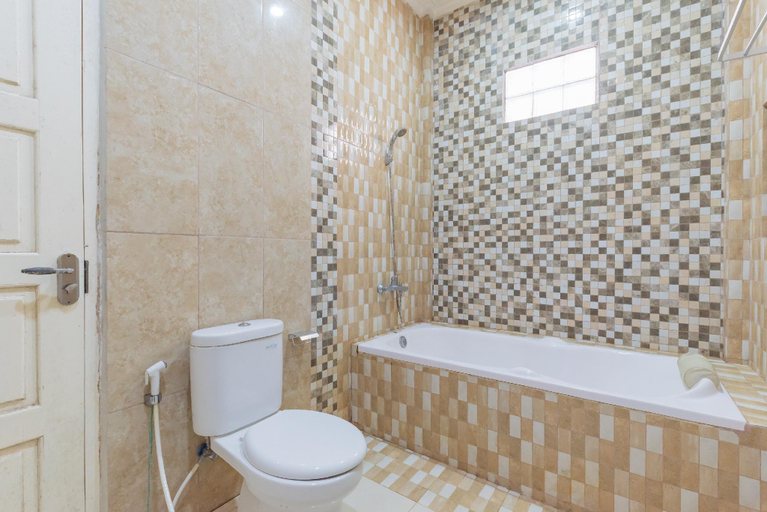 Bathroom 16