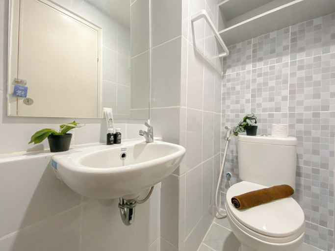 Bathroom 3, Homey Studio Apartment Tokyo Riverside Pik 2, Tangerang