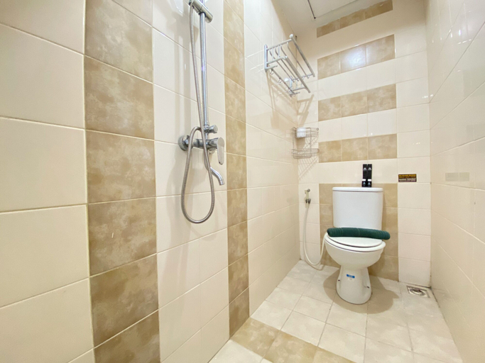 Bathroom 3, Homey 2Br Furnished Apartment At The Edge Bandung, Cimahi