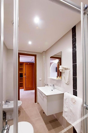 Bathroom 4, Ibn Batouta, Marrakech