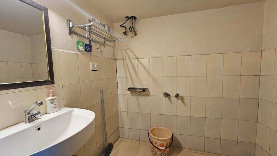 Bathroom 4, Cottage Club Inn, Almora