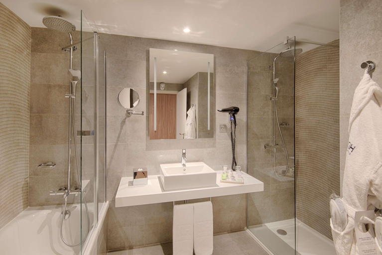 Bathroom 4, NH Toulouse Airport, Haute-Garonne