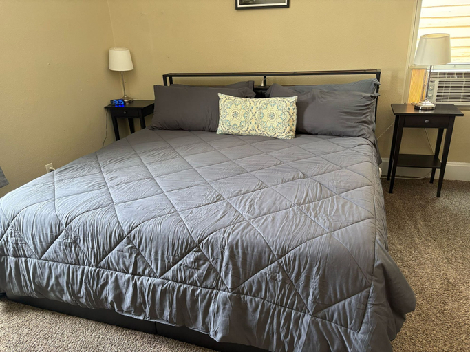 Bedroom 3, Windsor Park Pad apt 2 min to Mass Ave With AC, Indianapolis