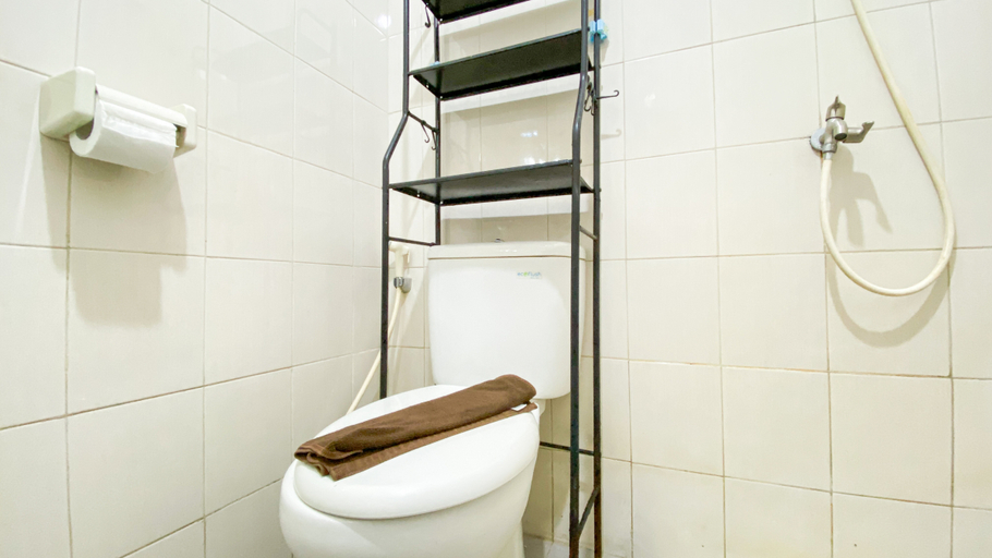 Bathroom 5, Modern Look Studio at Signature Park Grande Apartment By Travelio, East Jakarta