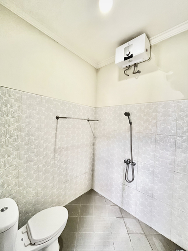 Bathroom 5, Arrayyan Executive Village B-11, Malang