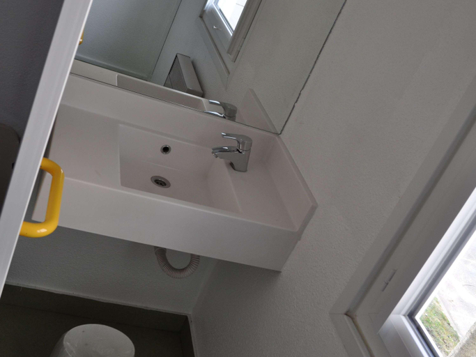 Bathroom, Hotel F1 Sens nord, Yonne