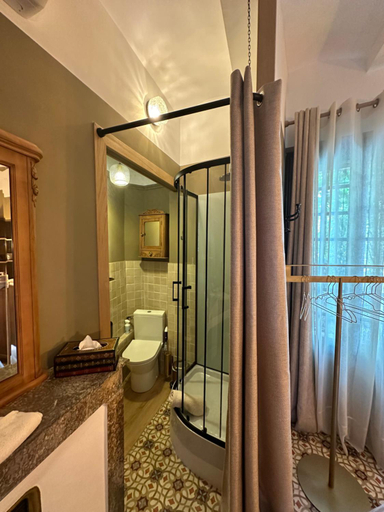 Bathroom 2, Le Numero 10, Gard