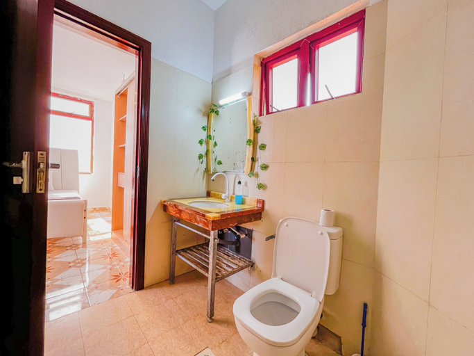 Bathroom, Salt & Sun Sanctuary, Kisauni