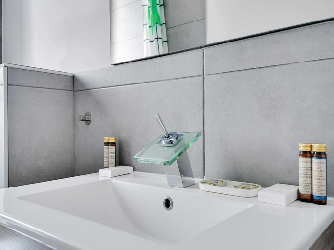 Bathroom 3, Cozy Apartment 2Bdr4P - in the Heart of Suresnes, Hauts-de-Seine