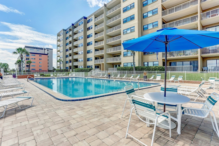 Sport & Beauty 5, High End Coastal Feel Condo with Access to Beachside Pool by RedAwning, Nassau
