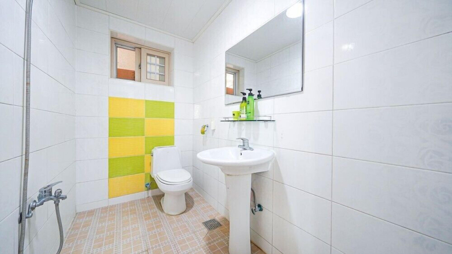 Bathroom, sinchilcheondo pension, Geoje