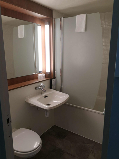 Bathroom 4, Hotel Campanile Angers Ouest - Beaucouzé, Maine-et-Loire