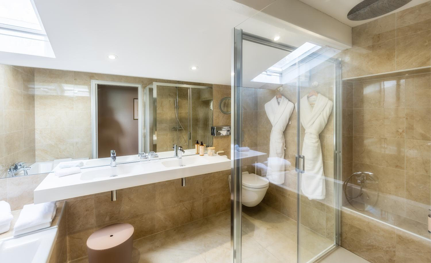 Bathroom 5, Relais and Chateaux Hotel La Reserve, Tarn
