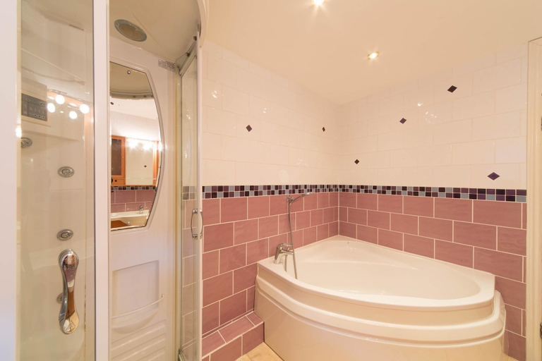 Bathroom 3, Herston Log Cabins and Holiday Lodges, Dorset