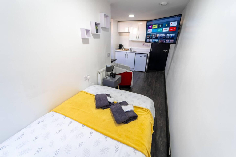 Bedroom 5, Modern Cosy Studio Available, Birmingham