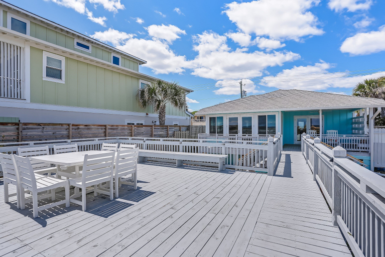 Others 4, Oceanfront Beach House with Spacious Backyard by RedAwning, Nassau