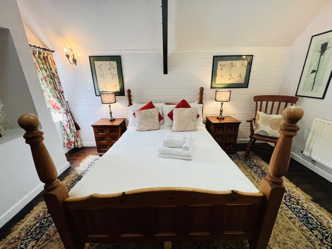 Others 5, The Peak Hotel, Derbyshire