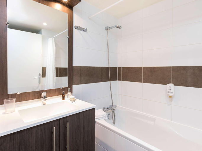 Bathroom 5, Aparthotel Adagio access Strasbourg Petite France, Bas-Rhin