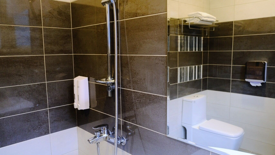 Bathroom 4, Loju Castle Inn, Pingtung