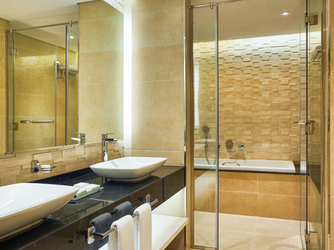 Bathroom 5, Mercure Dubai Barsha Heights Hotel Suites And Apartments, Dubai