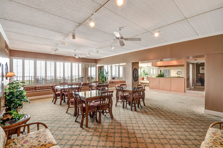 Food & Drinks, Recently Renovated Ocean Front Condo by RedAwning, Nassau