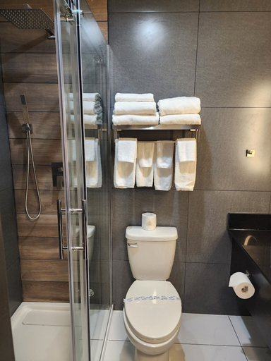 Bathroom 4, Inn The Mountains, an Ascend Collection Hotel, Fraser Valley