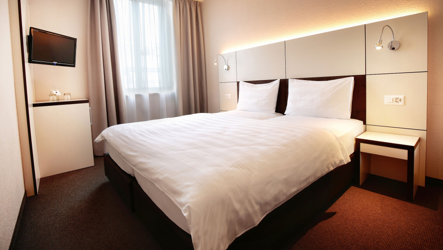 Bedroom 3, b_smart motel Basel, Basel
