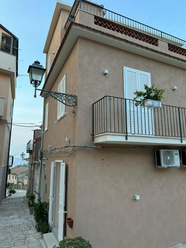 Others 4, Avi Rooms, Ragusa