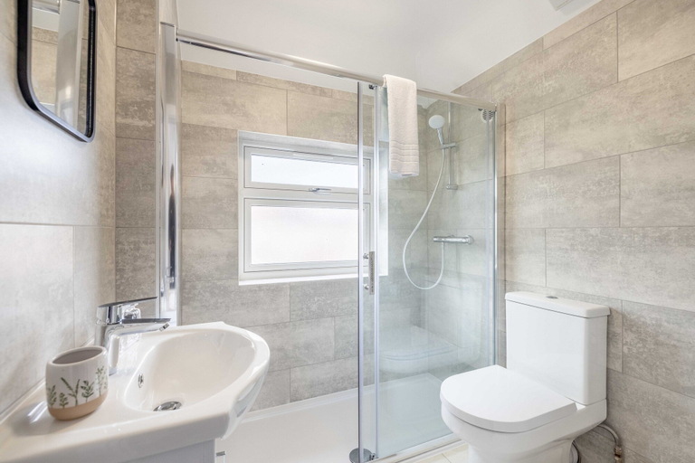 Bathroom, Chic and Comfy 4 Bedroom Stay Baylis, Slough