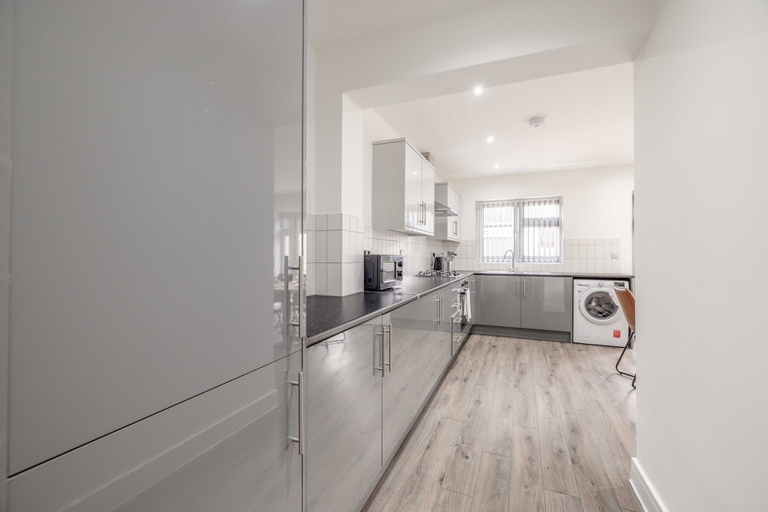 Others 4, Chic and Comfy 4 Bedroom Stay Baylis, Slough