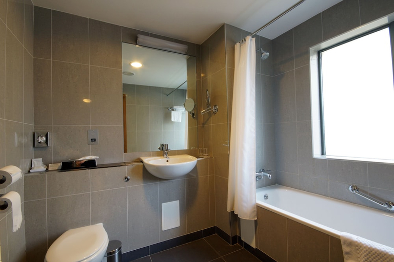 Bathroom 4, Treacy's Hotel Waterford Spa & Leisure Centre