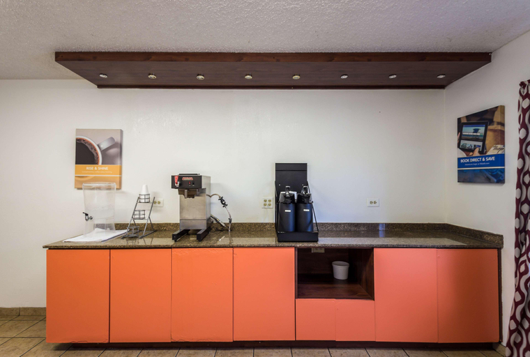 Public Area 2, Motel 6 Milwaukee, WI - Glendale, Milwaukee