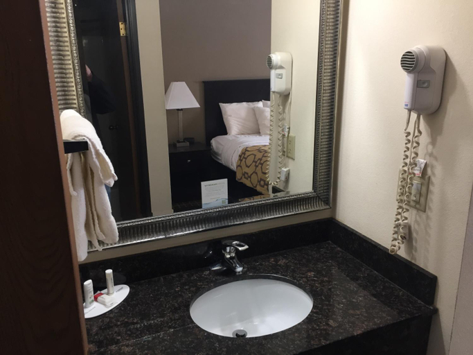 Bathroom 4, Baymont by Wyndham Harvard, McHenry
