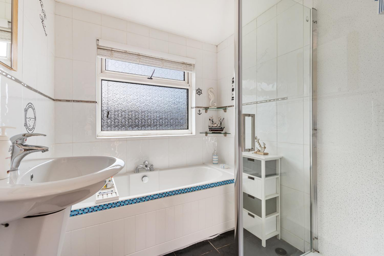 Bathroom, The Pennines - Close to town beach and shops, Pembrokeshire