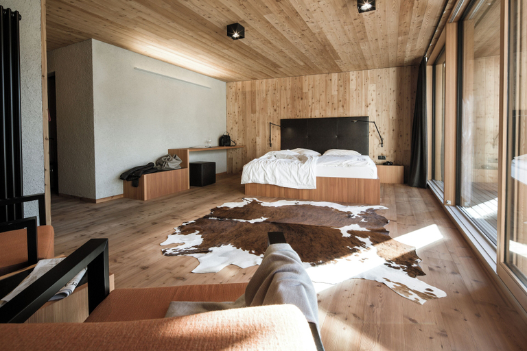 Bedroom 2, Hotel Weisses Kreuz, Bolzano