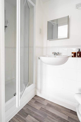 Bathroom 4, Immaculate 2-bed Apartment in Welwyn Garden City, Hertfordshire