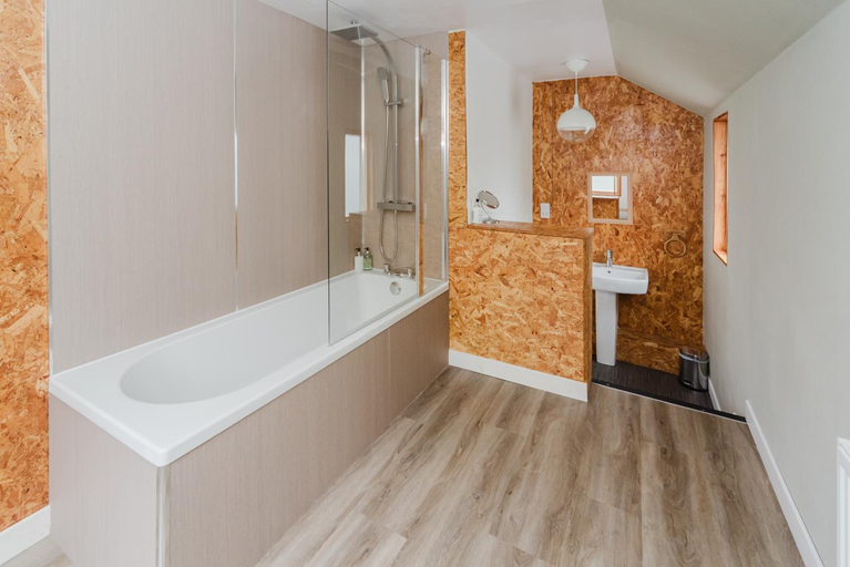 Bathroom 3, Old Kyle Farm - Stunning Views - 2 mins from Skye Bridge, Highland