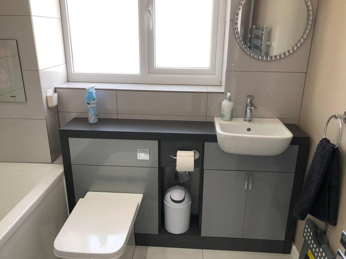 Bathroom, 3 Bed House - Sleeps 6 - Garden - Parking - Wifi, East Sussex