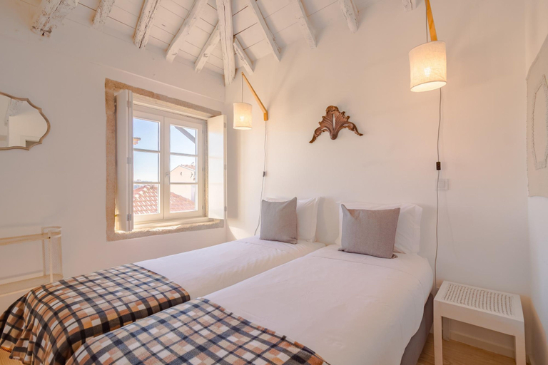 Room 5, Tower 8T in Oporto With 1 Bathrooms, Porto