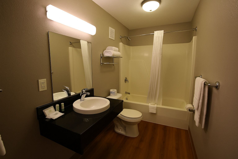 Bathroom 4, Motel 6 Duluth, Saint Louis