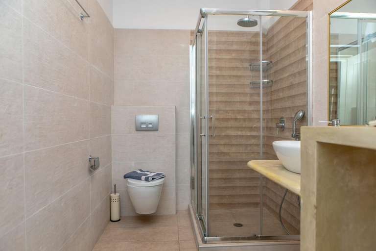 Bathroom 5, Nikos Verikokos Studios, South Aegean