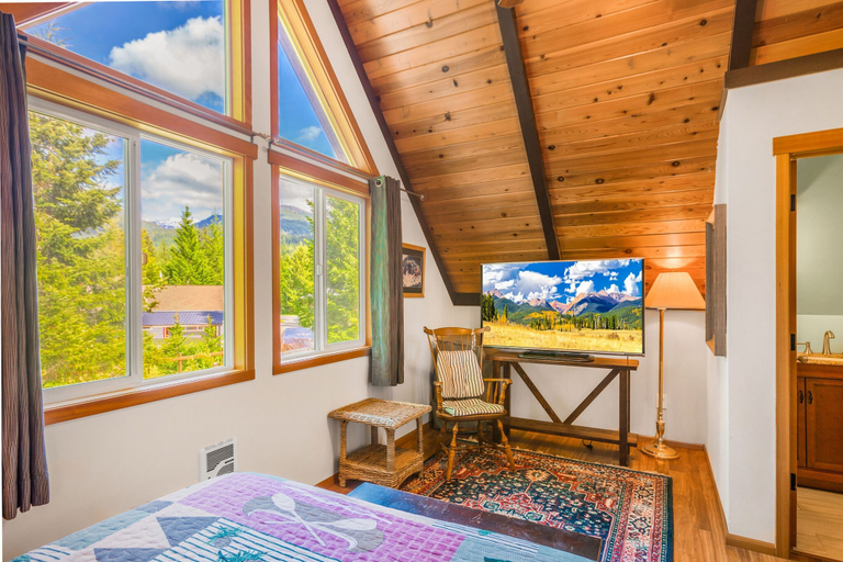 Room 4, Cottonwood Chalet in Packwood, Lewis