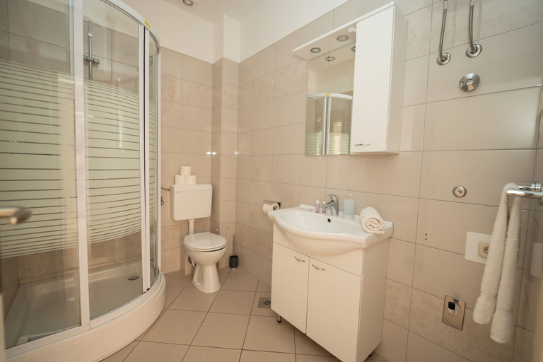 Bathroom 3, Apartments Biserka, Novalja