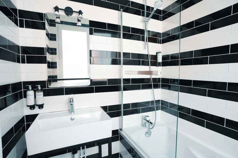 Bathroom 4, Hotel Le Croiseur Ginette, Ille-et-Vilaine