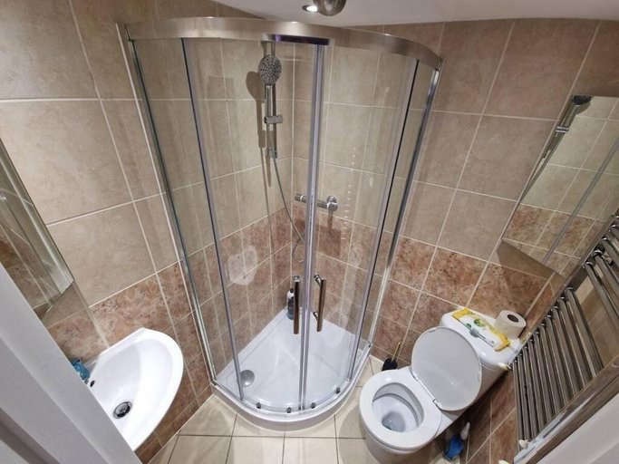 Bathroom 3, Spacious 6-bed house - 12 mins Gatwick, West Sussex