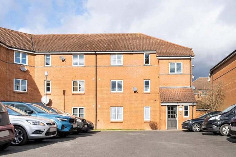 Exterior & Views 2, Immaculate 2-bed Apartment in Welwyn Garden City, Hertfordshire