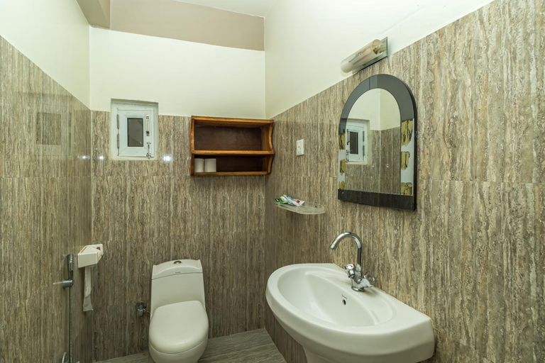 Bathroom 4, Hotel Riverside With Swimming Pool , Narayani