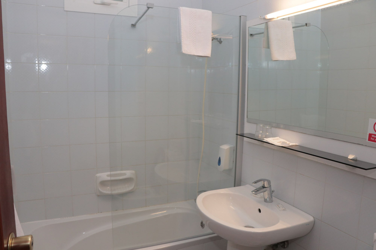 Bathroom 5, Il Palazzin Hotel, Saint Paul's Bay