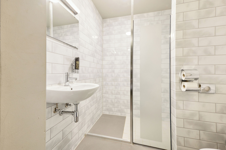Bathroom 5, a&o Rotterdam City, Rotterdam