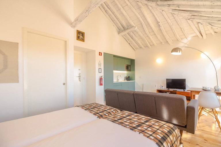 Room 4, Tower 8T in Oporto With 1 Bathrooms, Porto